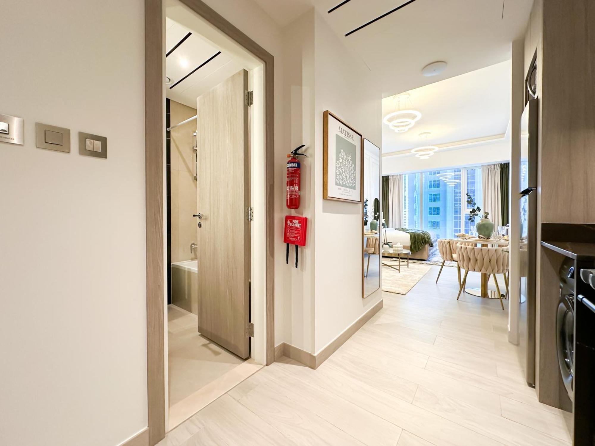 Trophy Elegant W Premium Facilities & Golf Simulator Apartment