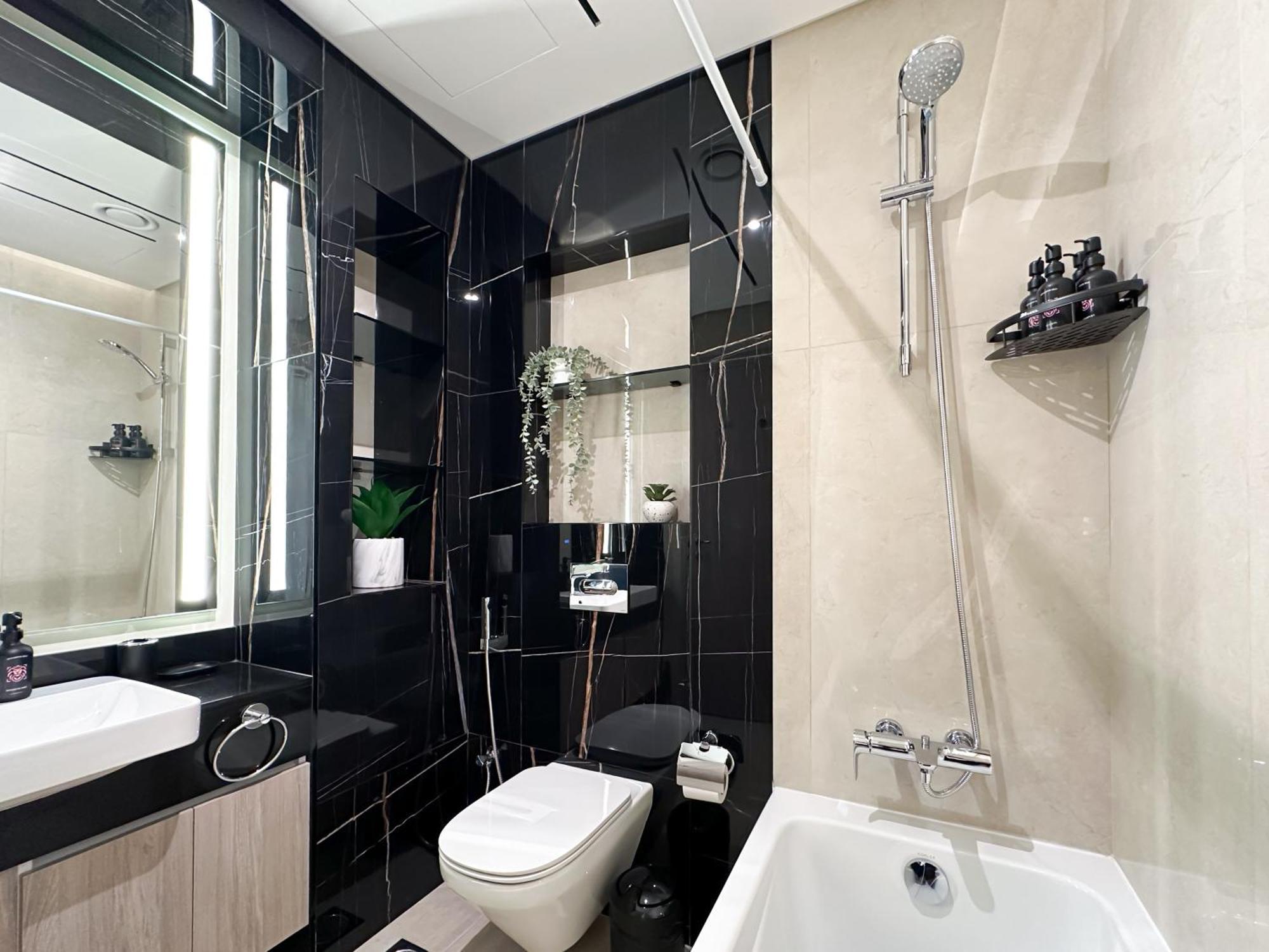 Trophy Elegant W Premium Facilities & Golf Simulator Apartment *