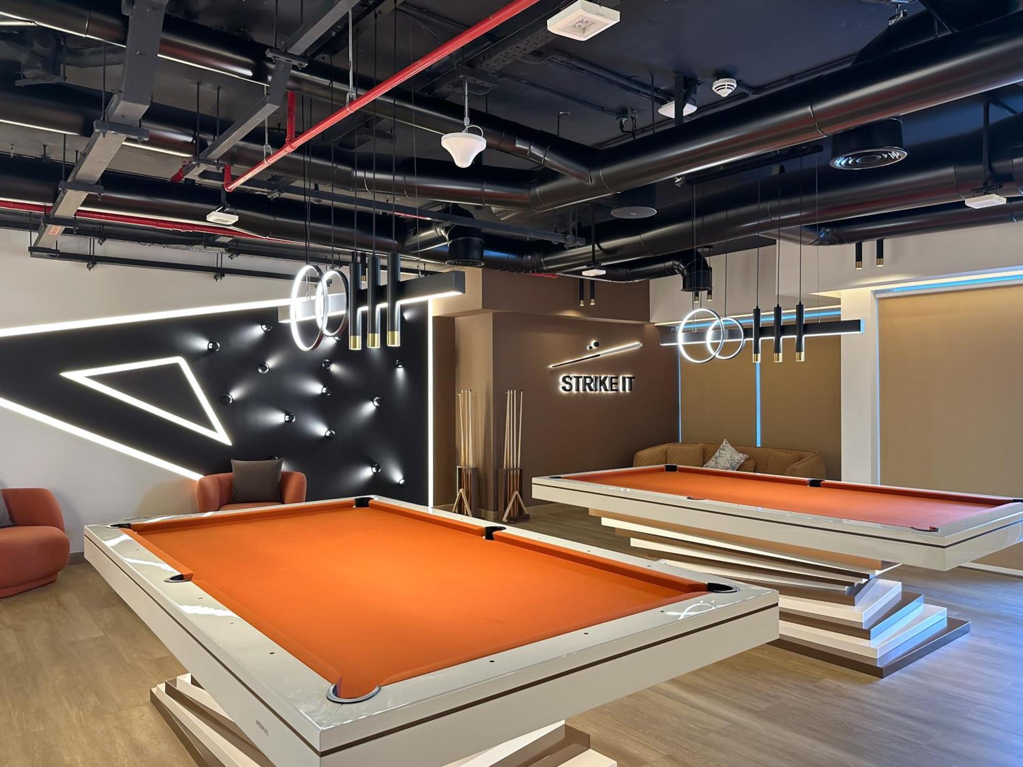 Trophy Elegant W Premium Facilities & Golf Simulator