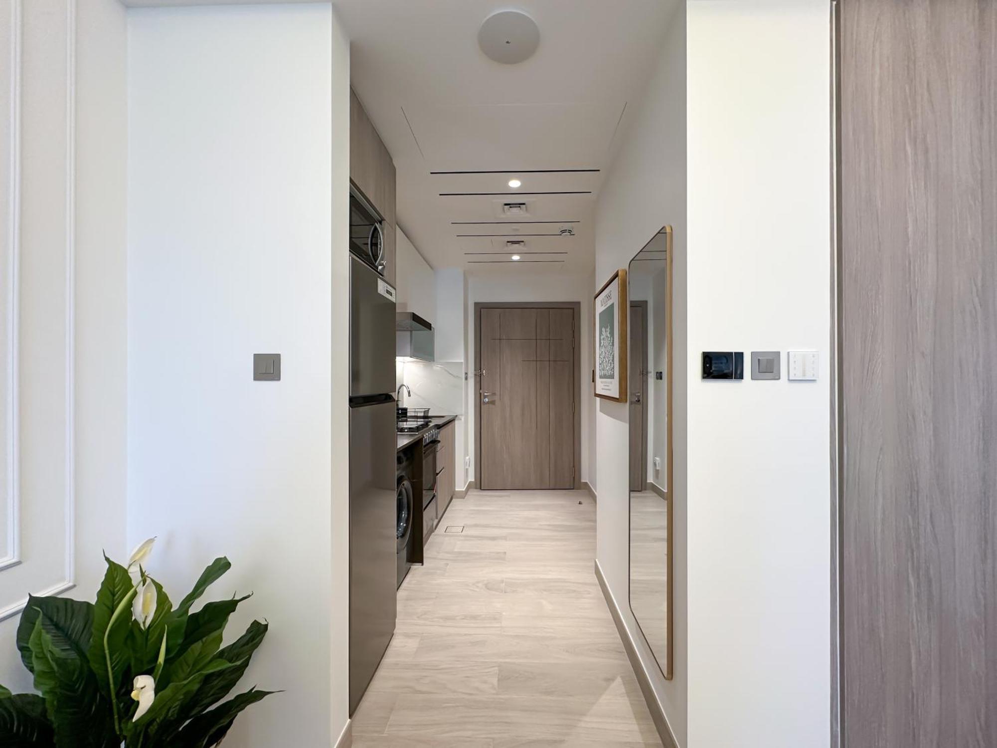 Trophy Elegant W Premium Facilities & Golf Simulator Apartment