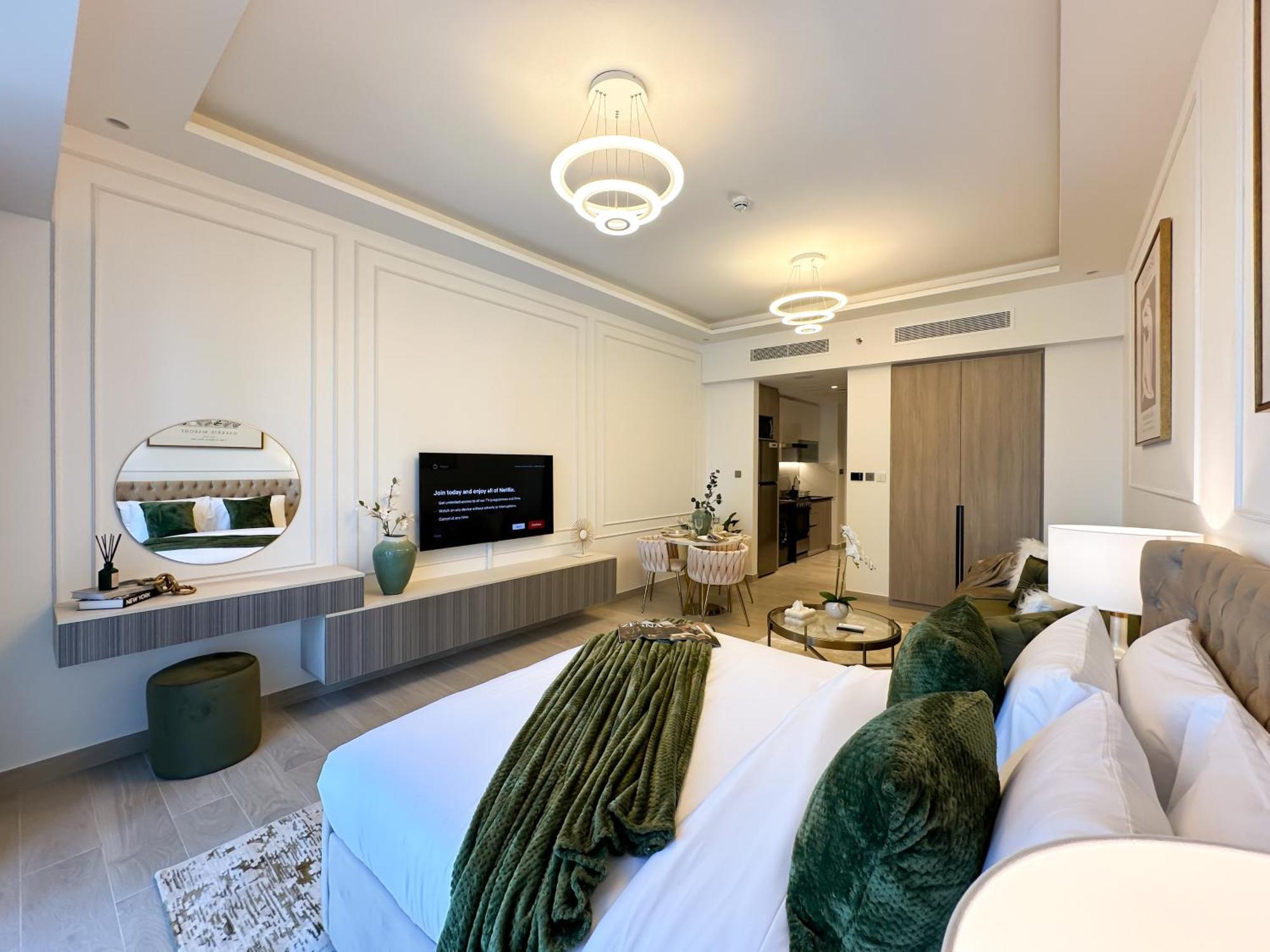 Trophy Elegant W Premium Facilities & Golf Simulator Apartment