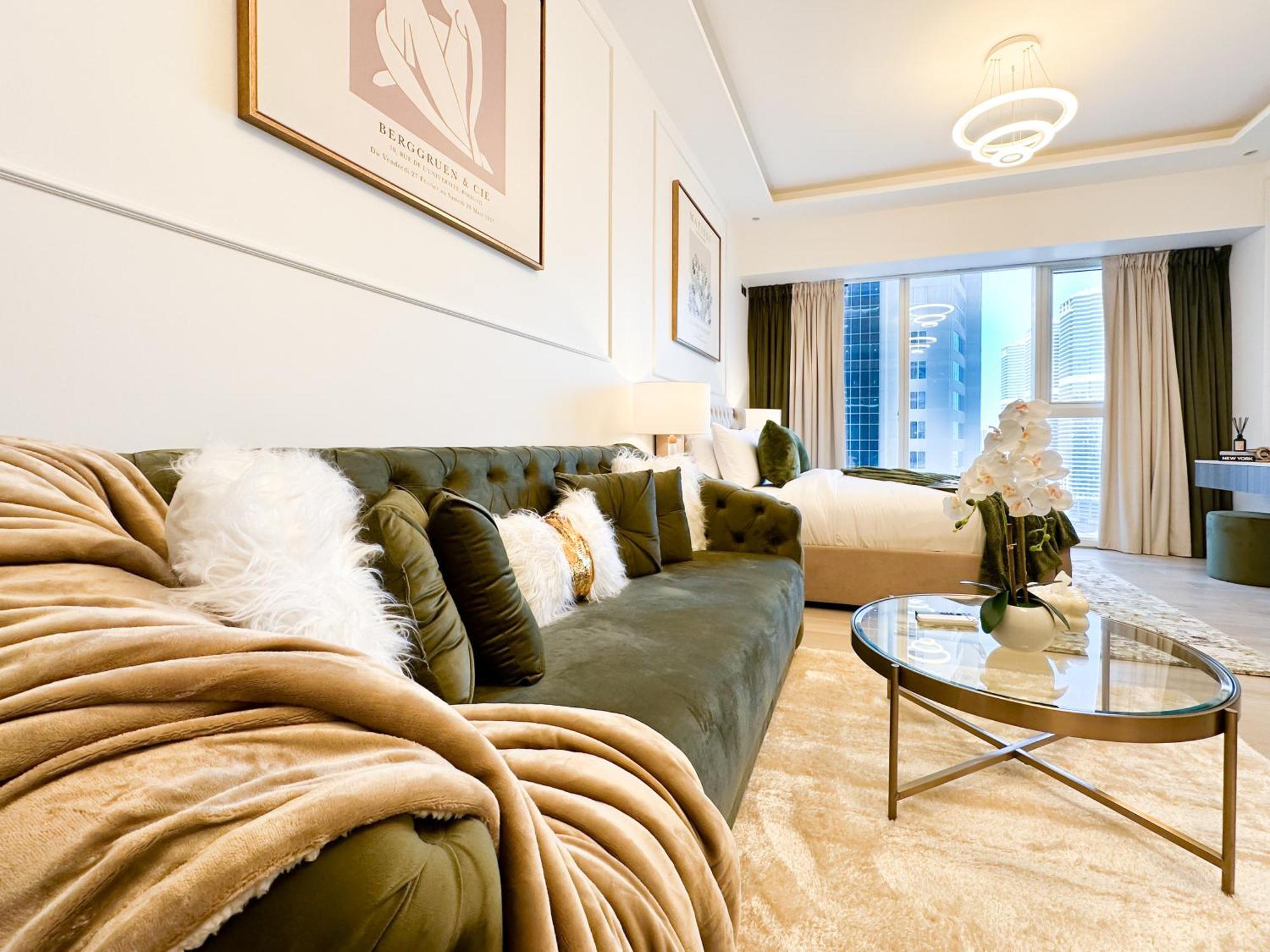 Trophy Elegant W Premium Facilities & Golf Simulator Apartment