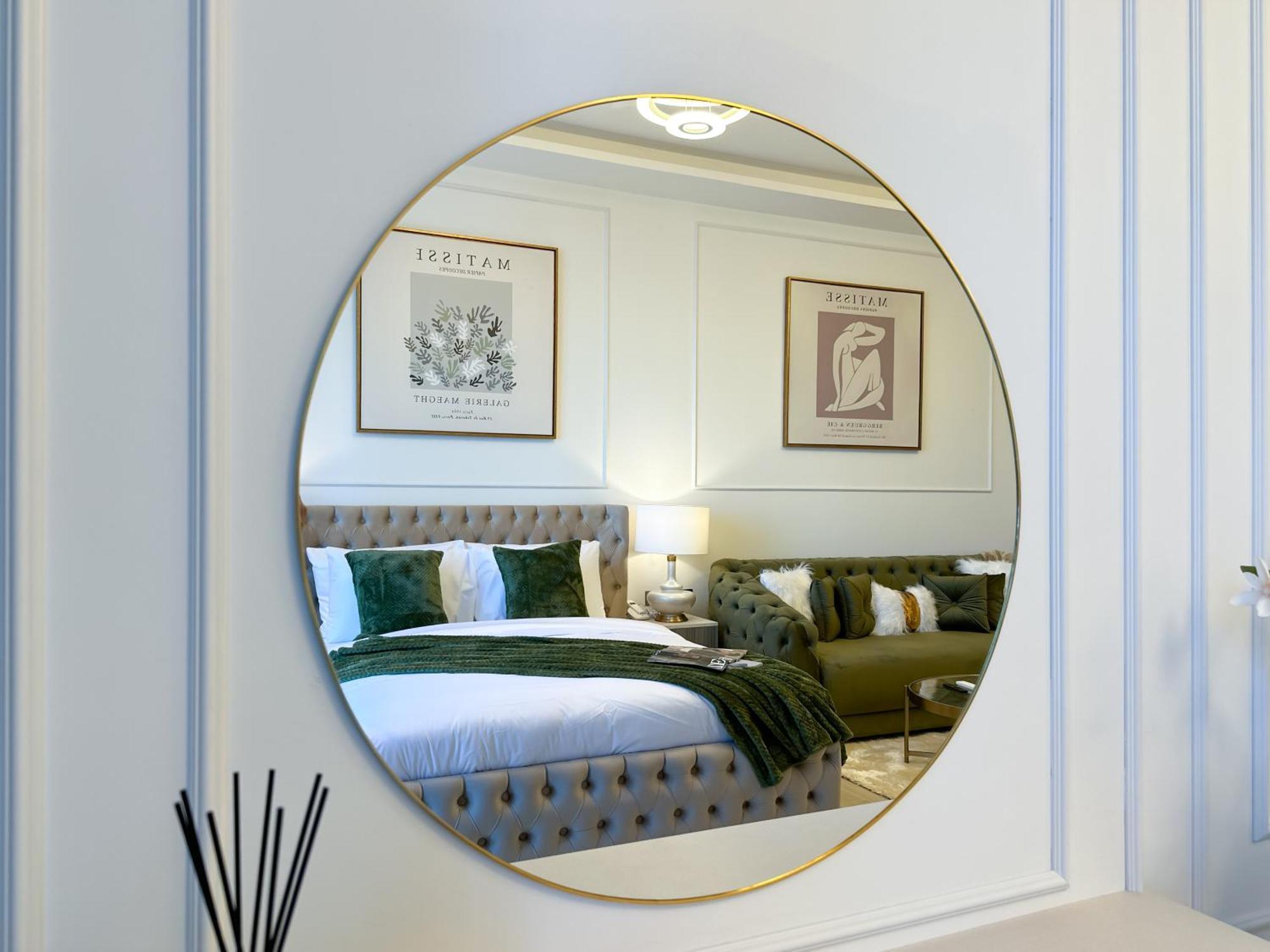 Trophy Elegant W Premium Facilities & Golf Simulator Apartment