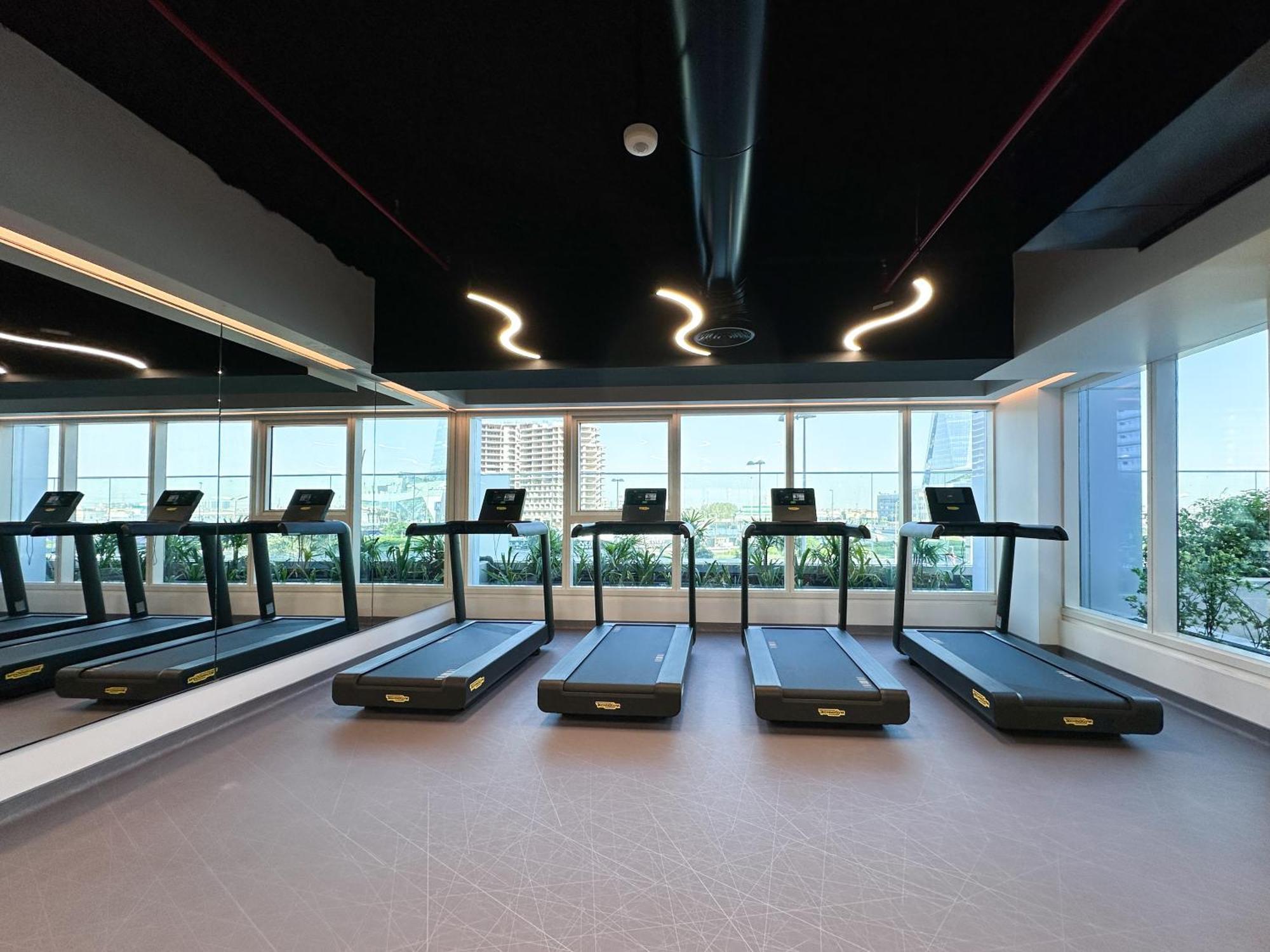 Trophy Elegant W Premium Facilities & Golf Simulator Apartment *